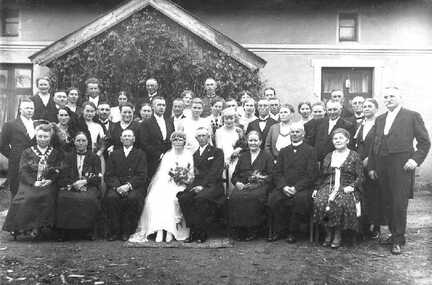 073 0002 Hochzeit in Petersdorf Hinter dem Brautpaar Pfarrer Herbert Kriwath und Frau Eva