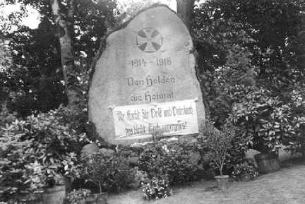 073 0003 Heldengedenkstein in Petersdorf vor der Kirche
