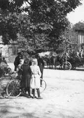073 0011 Erntedankfest in Petersdorf Vor dem Gasthaus Joseph