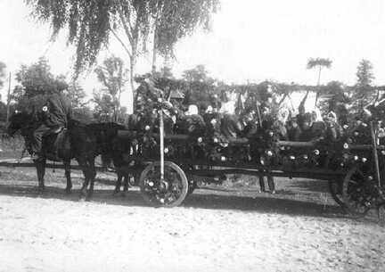 073 0016 Erntedankfest in Petersdorf Ein geschmueckter Wagen vor dem Sportplatz