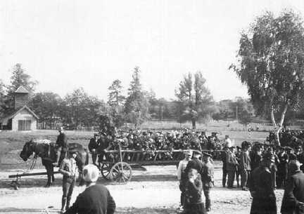 073 0017 Erntedankfest in Petersdorf Im Hintergrund das Spritzenhaus und der Dorfteich