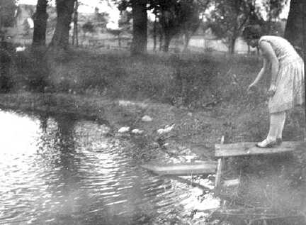 073 0026 Am Dorfteich Eva Kriwath fuettert die Enten