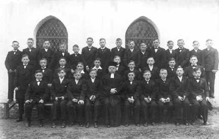 073 0041 Konfirmation 1937 in Petersdorf mit Pfarrer Zachau