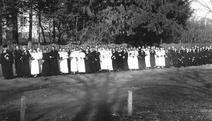 073 0042 Konfirmation 1937 in Petersdorf mit Pfarrer Zachau 105 Konfirmanden aus dem Kirchspiel Petersdorf auf dem Weg in die Kirche