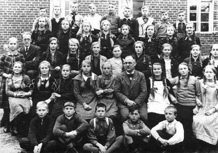073 0045 Schulbild Petersdorf mit Kantor Boehnke und Lehrer Gruenwald