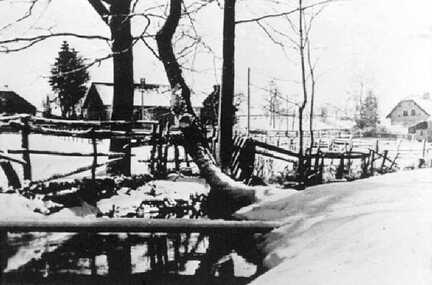 073 0047 Der Muehlengraben im Winter Im Hintergrund das Wohnhaus der Familie Spohde Rechts das Haus von Kreutzer