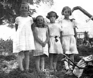 073 0049 Kinderzeit in Petersdorf Von links Liesbeth Evi Hildegard und Jutta