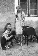 073 0052 Hildegard Laabs und Inge Schellin Ferienkind aus Berlin mit den Ziegen auf dem Hof Laabs