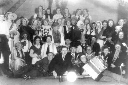 073 0089 Ein grosser Dorfgemeinschaftsabend in Petersdorf