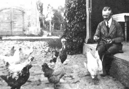 074 0005 Georg Lemcke geb am 2 April 1877 fuettert sein Federvieh