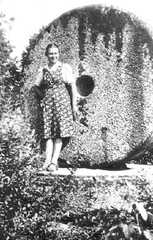 074 0021 Tochter Christel Lemcke im elterlichen Garten vor einem Muehlstein