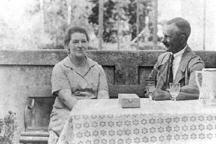 074 0022 Das Ehepaar Gertrud und Georg Lemcke vor dem Haus