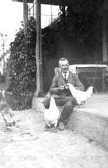 074 0042 Die Huehner fressen Herrn Georg Lemke aus der Hand