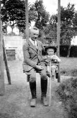074 0043 Georg Lemke mit Sohn Helmut im Jahre 1930 auf Gut Jodeiken