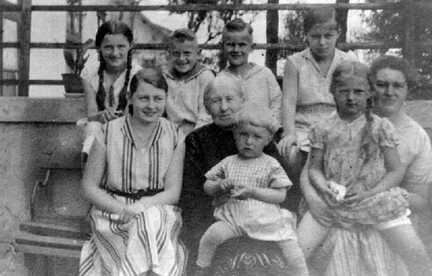 074 0045 Frau Gertrud Lemke mit ihrer Mutter Grossmutter Stobbe und ihren Kindern