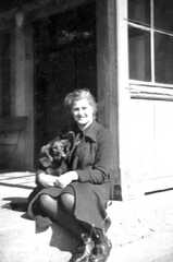 074 0048 Erika Lemke mit Dackel Knopp