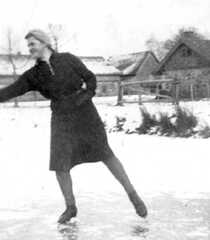 074 0049 Erika Lemke im Dezember 1942 mit Schlittschuhen auf dem Teich auf Gut Jodeiken