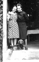 074 0050 Christel Lemke mit Tante Lucie auf Jodeiken im Juli 1942