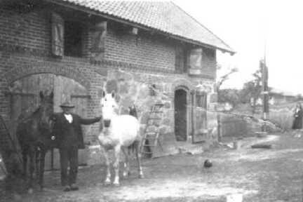 074 0052 Bauer Paul Gottheit aus Pettkuhnen mit seinen Pferden vor den Stallungen Hinten rechts seine Frau Johanna geb Ellwanger