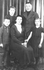 074 0053 Paul Gottheit und Johanna geb Ellwanger mit ihren Kindern Margarete Willi und Gerda im Jahre 1938