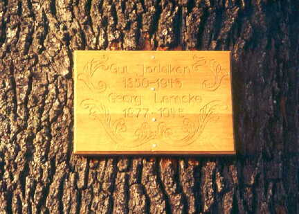 074 1004 Jodeiken im August 1994 Gedenktafel an der alten Eiche in Jodeiken Gut Jodeiken 1350 1945 Georg Lemcke 1877 1945