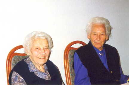 074 1005 Johanna Gottheit geb Ellwanger links mit ihrer Freundin Ella Schankat geb Simbill aus Auerbach sie trafen sich 1994 nach 75 Jahren