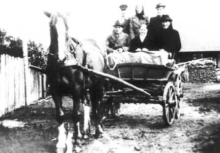 075 0008 Familie Gustav Wittke faehrt zur Kirche nach Allenburg Mitfahrer Familie Hermann Neumann