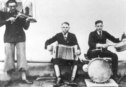 075 0012 Klein Plauen mit Geige Paul Wittke Ziehharmoni ka Willi Sohn Schlagzeug Richard Heinrich ca 1937