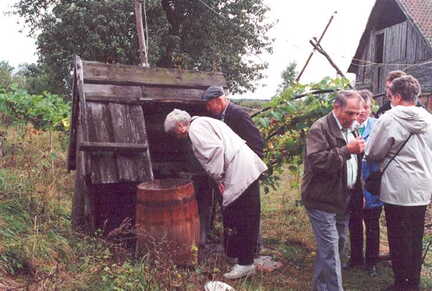 075 1005 Der alte Brunnen auf dem Hof Eggert Henke