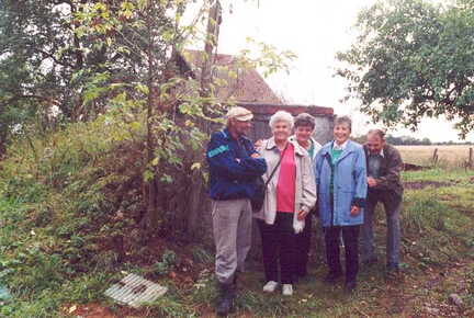 075 1006 Erika Renate Hanna und Schwager Albert mit dem heutigen Hausbewohner vor dem Eingang zum Keller