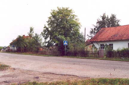 075 1009 Rechts der Rest des Wohnhauses Eggert Henke an der Strasse nach Wehlau