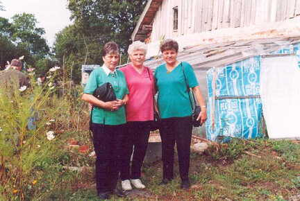 075 1010 Hanna Erika und Renate an der Hofseite ihres Elternhauses