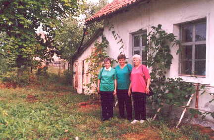 075 1012 Hanna Hessing Renate Glueckslederer und Erika Schaufel im Vorgarten des elterlichen Hauses