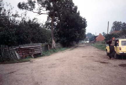 075 1023 Blick auf das Anwesen Sommer Im Hintergrund das Anwesen der Familie Heinrich im September 1991