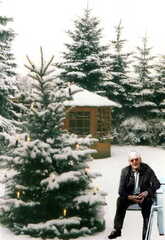 075 1029 Im Garten von Ottfried von Weiss Diese Karte verschickte Herr von Weiss Weihnachten 2004 an seine Freunde