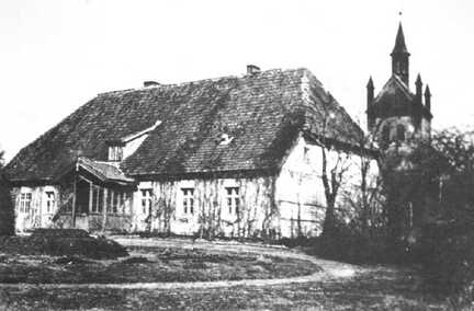 076 0004 Das Pfarrhaus mit der Kirche
