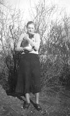 076 0007 Ruth Gottschall aus Plibischken im Jahre 1939 mit ihrer Katze