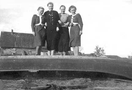 076 0008 1939 in Plibischken Auf dem Boot von links Hanna Hapke Christel und Ruth Gottschall und Gretel Hapke