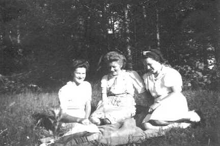 076 0009 Sommer 1943 Drei junge Damen am Waldesrand Von links Christel Neumann Lotti Wisboreit und Ursula Scharwies