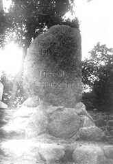 076 0015 Das Ehrenmal vor der Kirche
