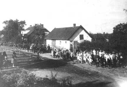 076 0017 Trauerzug durch das Dorf