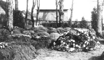 076 0018 Auf dem Friedhof