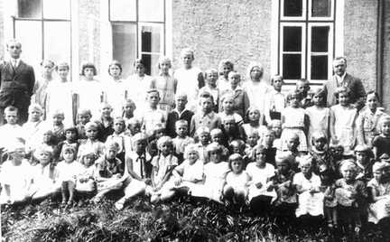 076 0023 Die Kinder der Schule Plibischken mit Lehrer Wald