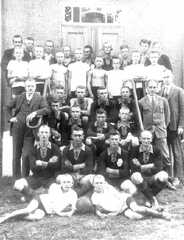 076 0025 Die Mitglieder des Sportvereins mit ihrem Nachwuchs