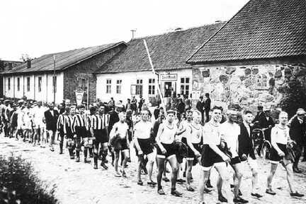 076 0030 Sportfest in Plibischken Vorne die Teilnehmer aus Wehlau