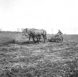 076 0036 Feldarbeit bei Landwirt Ebel