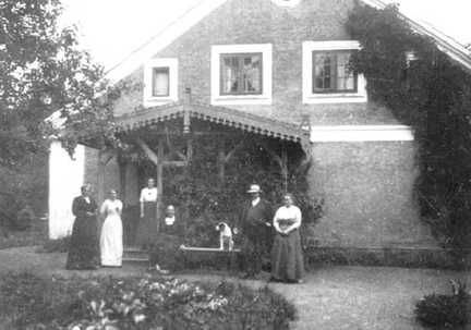 076 0039 Familie Ebel vor der Laube