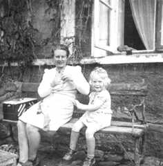 076 0042 Herta Ebel mit ihrer Tochter