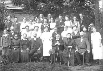 076 0056 Familienbild Konfirmation 1920 von Frieda Gottaut Plibischken