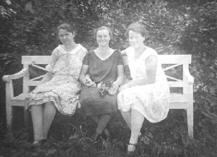 076 0059 Plibischken im Jahre 1927 Rechts im Bild Frieda Gottaut Bildmitte Anni Weynell aus Tapiau die bekannte Rekordschwimmerin